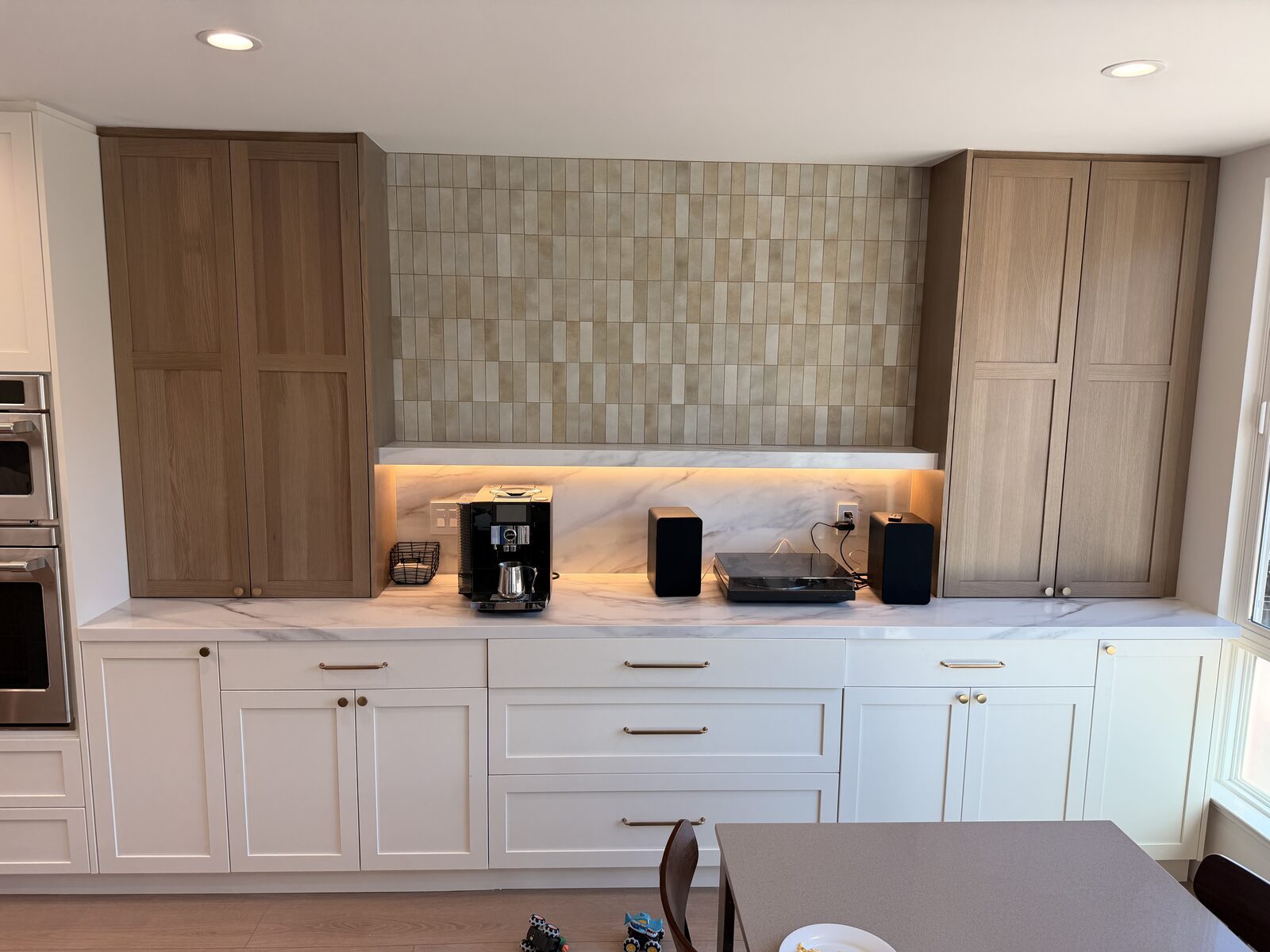 Built-in coffee & wet bar station